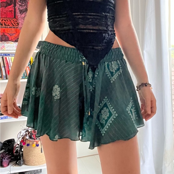 Green, hippie pattern, silky, loose shorts that looks like a skirt! - Picture 5 of 5
